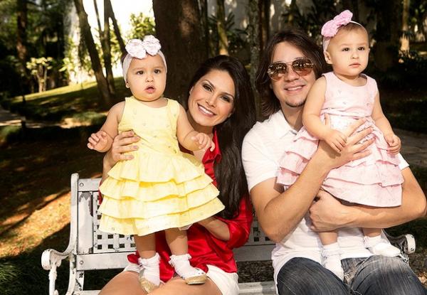 Natália Guimarães e Leandro posam com as filhas para o EGO.(Imagem:Iwi Onodera/EGO)