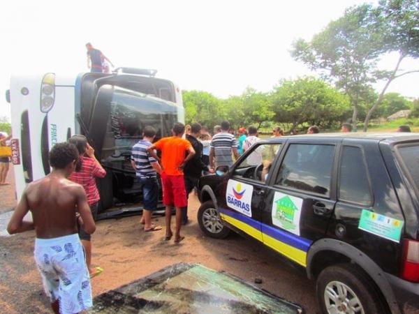 Ônibus tomba na PI 110 deixando vários feridos(Imagem:Agrandebarras)