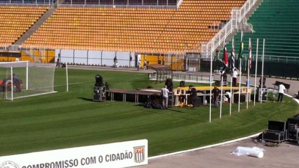 Palco da festa do campeão já começa a ser montado.(Imagem:Jose Gobzalez / Globoesporte.com)