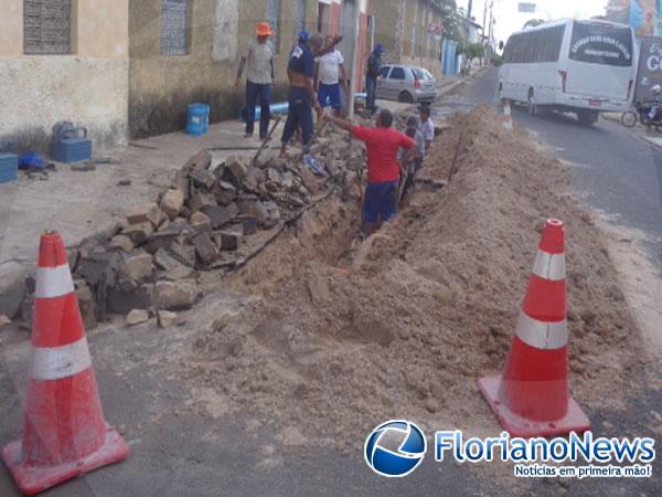 Rompimento na Rua São João deixa bairros de Floriano sem água.(Imagem:FlorianoNews)