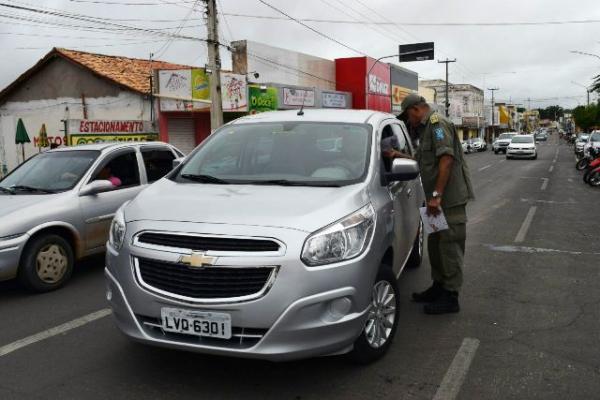 Prefeito Gilberto Júnior e PM fazem panfletagem com dicas de segurança para o carnaval.(Imagem:Waldemir Miranda)