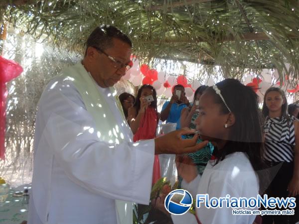 Adolescentes recebem o Sacramento do Crisma na localidade Sapé.(Imagem:FlorianoNews)