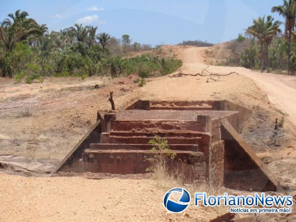 Obras de pontes que custam milhões ficaram no meio do caminho em Arraial-PI(Imagem:FlorianoNews)