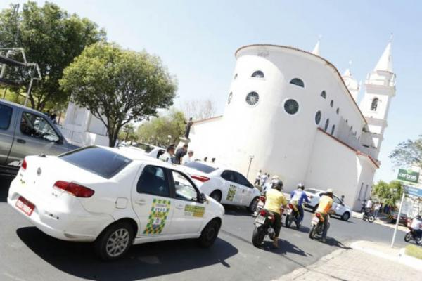 Liminar suspende decreto de Firmino e derruba cobrança da bandeira 2 por taxistas.(Imagem:Cidadeverde.com)