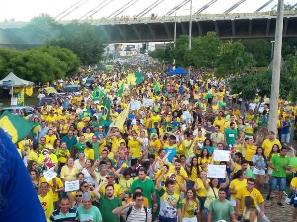 Ato contra o governo Dilma reuniu milhares de pessoas na Avenida Raul Lopes.(Imagem:Ellyo Teixeira/G1)