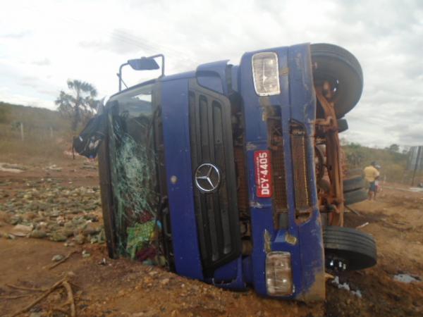 Caminhão carregado de abacaxi tomba na Rotatória do Paracaty.(Imagem:FlorianoNews)