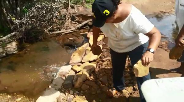 Pais de alunos cobrem buracos em estrada para os filhos poderem ir para escola no Norte do Piauí.(Imagem:Reprodução)