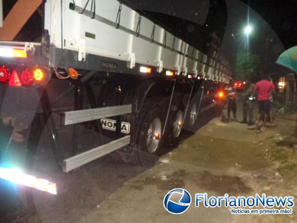 Automóvel atropela casal em parada de ônibus e colide contra carreta.(Imagem:FlorianoNews)