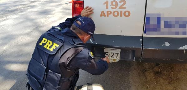 Uma das ambulâncias foi apreendida pela PRF em Teresina com a placa quebrada.(Imagem:Divulgação/PRF)