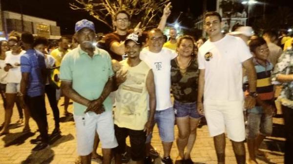 Apoiadores de Bolsonaro celebram resultado das eleições na Praça Dr. Sebastião Martins.(Imagem:FlorianoNews)