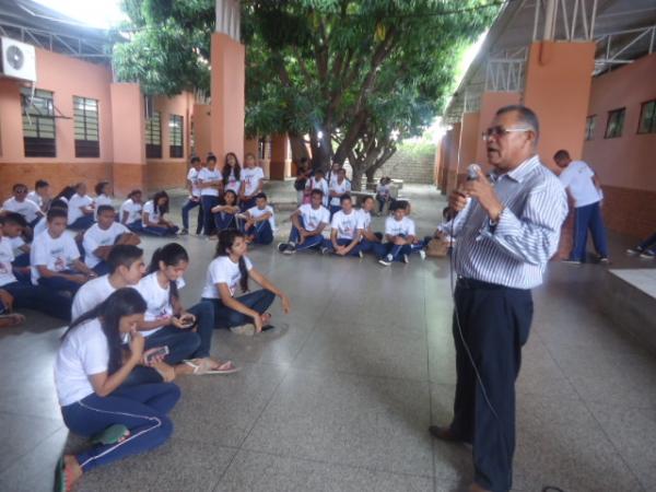 Estudantes recebem orientações sobre o combate ao mosquito.(Imagem:FlorianoNews)