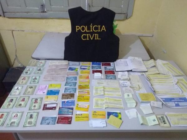 Vários cartões do Bolsa Família foram apreendidos na casa do suspeito, no Sul do Piauí.(Imagem:Divulgação/Polícia Civil)