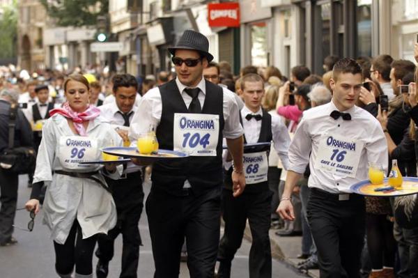 Garçons disputam corrida em Paris. (Imagem:Benoit Tessier/Reuters)