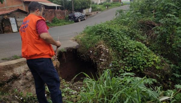 Grande aterro desmorona e assusta moradores em Teresina(Imagem:GracianeSousa/CidadeVerde.com)