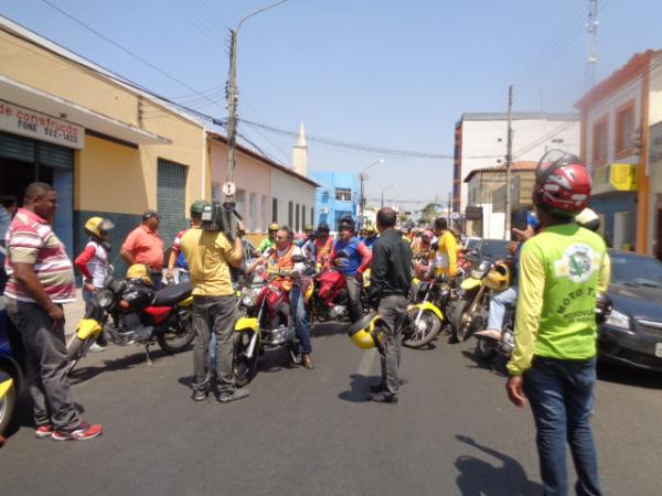 Mototaxistas fazem manifestação no centro de Floriano, após assassinato de colega (Imagem:FlorianoNews)