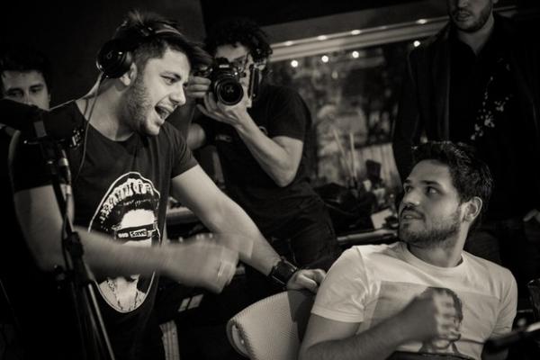 Cristiano Araújo brinca com equipe em bastidores.(Imagem:Flaney Gonzallez/Divulgação)