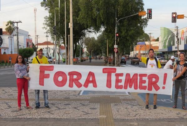 Manifestantes gritam 