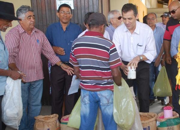 Prefeitura de Floriano beneficia agricultores com distribuição de sementes.(Imagem:Waldemir Miranda)