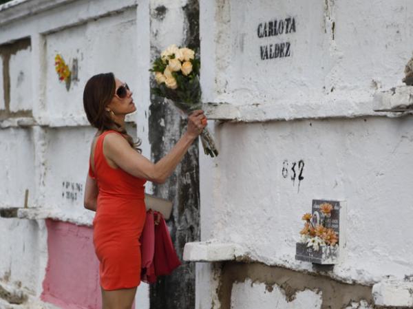 A perua demonstra revolta ao ver o túmulo de sua verdadeira mãe.(Imagem:Fina Estampa/TV Globo)
