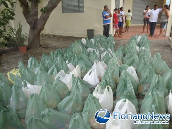 Na véspera do Natal Igreja distribui cestas básicas para famílias carentes.(Imagem:FlorianoNews)