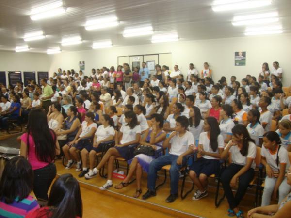 Estudantes no lançamento da Caderneta de Saúde do Adolescente(Imagem:Amarelinho)