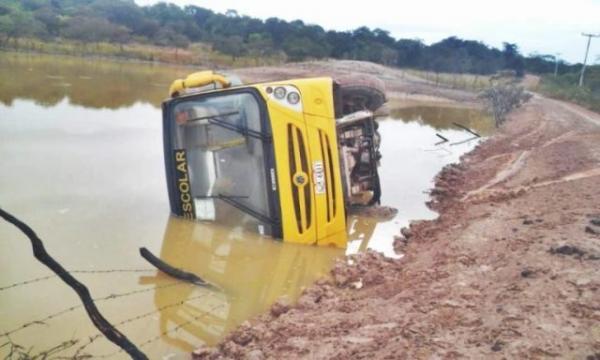 Ônibus escolar com alunos tomba e cai em açude no Piauí.(Imagem:Diário do Norte)