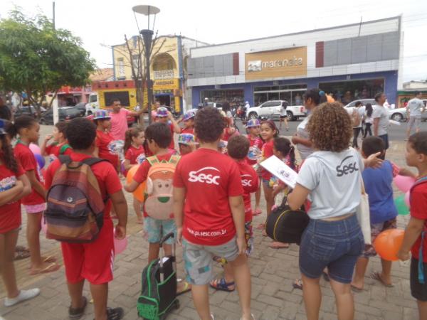 Crianças participam da abertura do Projeto Brincando nas Férias 2017.(Imagem:FlorianoNews)