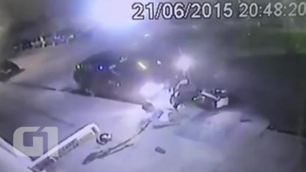 No vídeo é possível ver a vítima sendo derrubada e tendo a moto roubada.(Imagem:G1 PI)