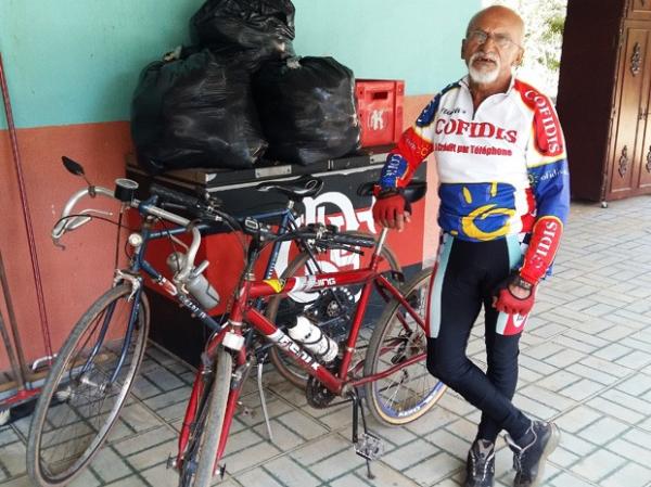 O ciclista Wanderli de Sousa com as duas bicicletas na chácara onde mora no Gama.(Imagem:Isabella Calzolari/G1)