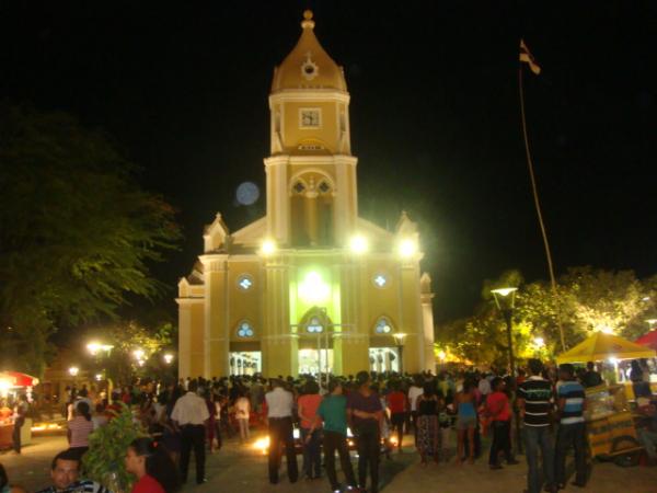 Faxada da Catedral - Dezenas de pessoas acompanhavam a missa do lado de fora(Imagem:redação)