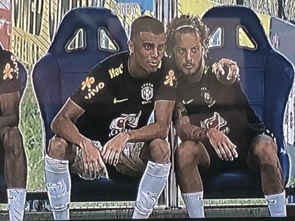 Reinier ao lado de Guga: jogador aplica gelo nas duas coxas após participar de jogo-treino(Imagem:Álvaro Santanna)