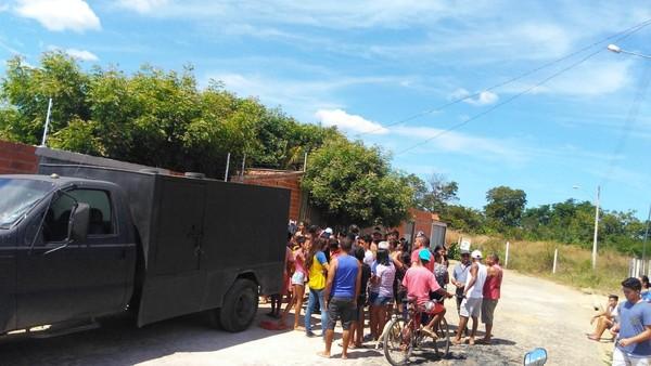 Corpo do jovem achado no conjunto Teresina Sul foi levado pelo IML.(Imagem:Andrê Nascimento/G1)