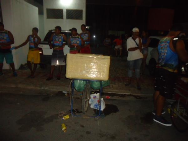 Cobrança ilegal de taxa irrita ambulantes no carnaval de Floriano.(Imagem:FlorianoNews)