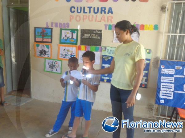 Alunos lendo histórias folclóricas.(Imagem:FlorianoNews)