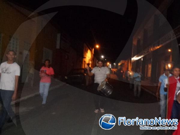 Fiéis participam da Procissão do Fogaréu em Floriano.(Imagem:FlorianoNews)