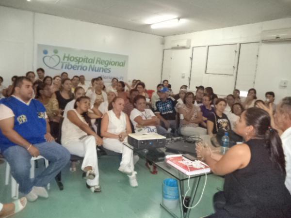 Reunião esclarece dúvidas sobre a terceirização do Hospital Regional de Floriano.(Imagem:FlorianoNews)