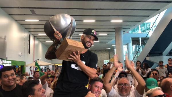Fãs recebem Ítalo Ferreira no Aeroporto de Natal com festa.(Imagem:Augusto César Gomes/GE)