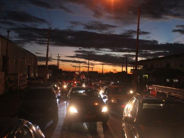 Acidente provocou grande congestionamento na Av Valter Alencar.(Imagem:Pedro Santiago/G1)