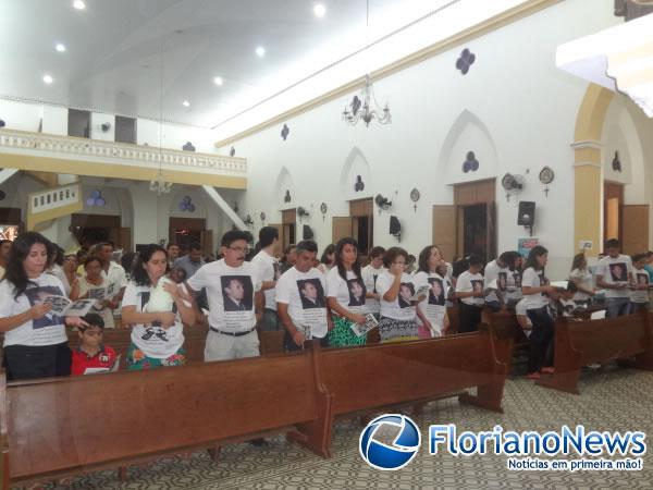 Parentes e amigos prestaram últimas homenagens a Juscelino Bezerra em missa de 7° dia.(Imagem:FlorianoNews)