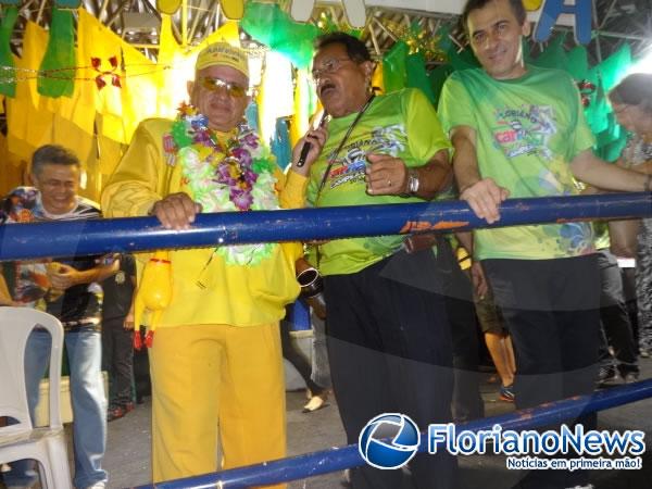 Vereador Manoel Simplício e Prefeito Gilberto Júnior no corredor da folia.(Imagem:FlorianoNews)