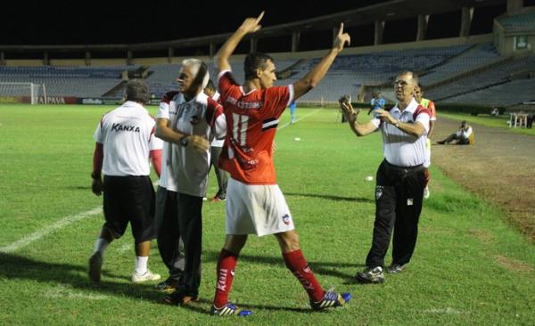Lateral comemora seu único gol no Campeonato Piauiense 2015. (Imagem:Antônio Fontes /GloboEsporte.com)