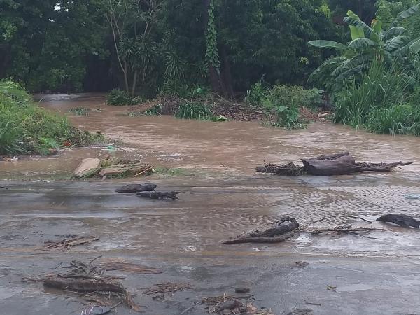 Riacho transborda e ruas ficam alagadas após forte chuva em Floriano.(Imagem:Arquivo Pessoal / Aparecida Santana)