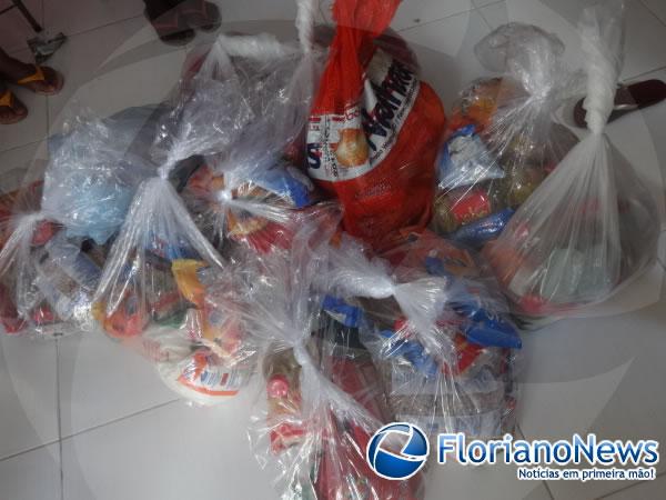 Prefeitura de Floriano fez entrega de cestas básicas para famílias carentes do município.(Imagem:FlorianoNews)