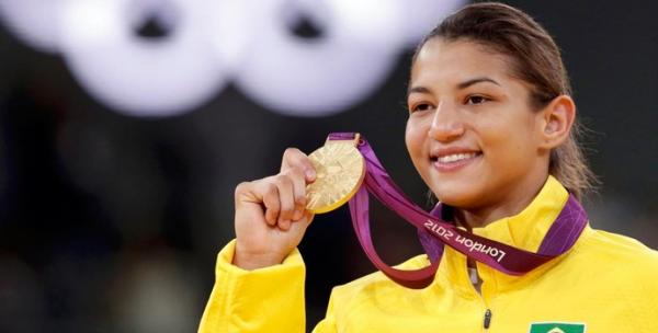 Sarah com medalha de ouro em Londres. Para ela, seleção vai ter mesmo sucesso na Copa.(Imagem:Agência Reuters)