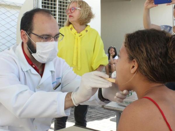 Dentistas realizam triagem em crianças para antendimento gratuito.(Imagem:Fernando Brito/G1)