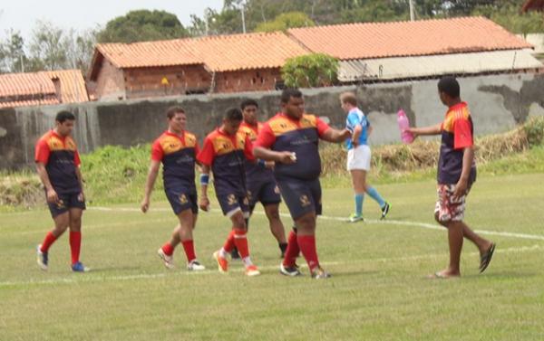 Trabalho para os juvenis: levar a água para os atletas no intervalo do jogo.(Imagem:Wenner Tito)