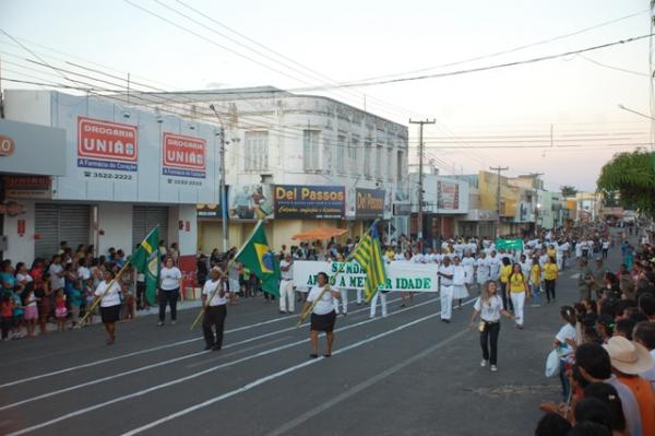 Florianenses prestigiaram o desfile cívico militar de 7 de Setembro.(Imagem:Waldemir Miranda)