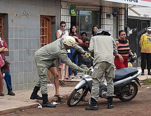 Corpo de Bombeiros capturam cobra escondida em moto na cidade de Picos(Imagem:Marta Soares/Picos40graus)