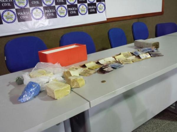 Droga e dinheiro foram apreendidos pelos policiais.(Imagem:Divulgação/Polícia Civil)