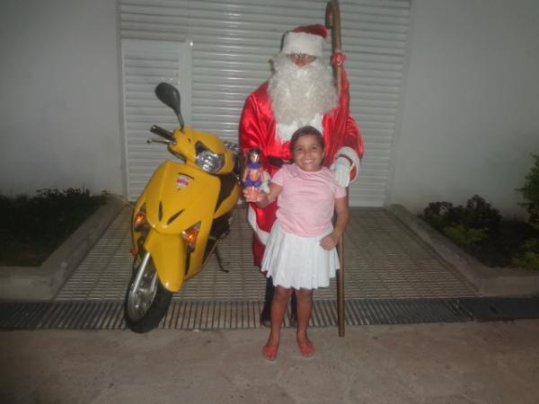 Papai Noel entrega brinquedos e cestas básicas em Floriano. (Imagem:FlorianoNews)